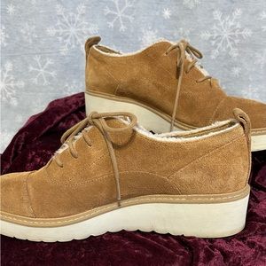 Uggs suede lace-up low sneakers or walking shoes women’s size 9 chestnut